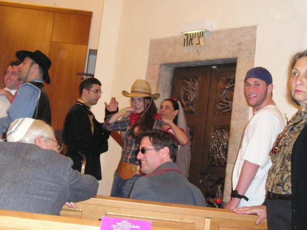 V synagoze před čtením svitku Ester/In the synagogue before the megilah reading