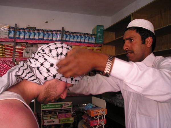 Kufie je jednoznačně to nejlepší, co může člověk v poušti na hlavě mít - jak jako ochranu před sluncem tak jako izolaci v zimně./Kufiya is by far the best head covering for both cold and hot weather in the desert