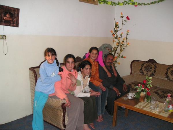 Na návštěvě u našeho taxikáře Mohameda (a jeho 8 dcer)/Visting our taxi driver Mohamad (and his 8 daughters)