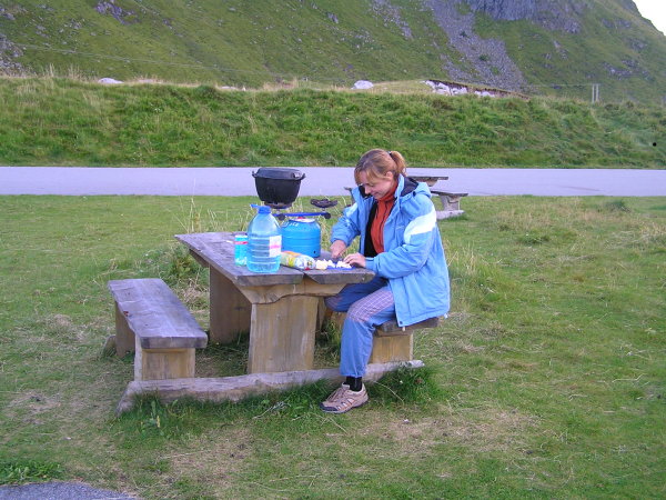 Já musím vařit a kluci si hrajou frisbee.L