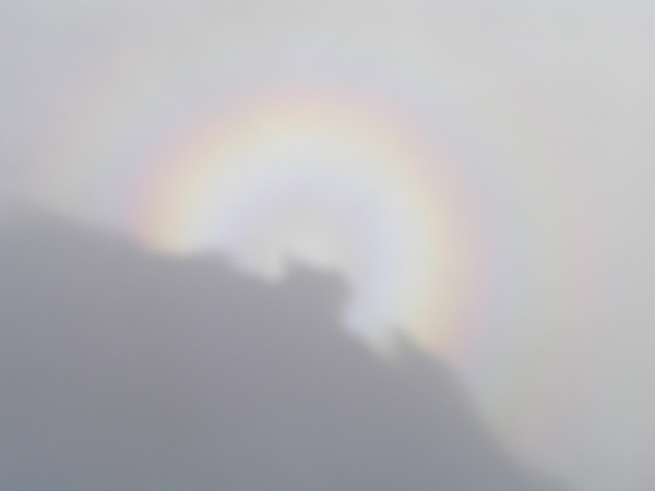 Hra sluníčka v mlze z vodopádu