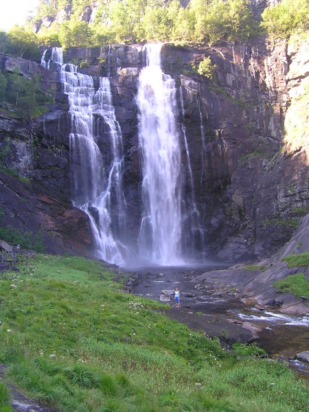 Další vodopád dole s tečkou (Aničkou)