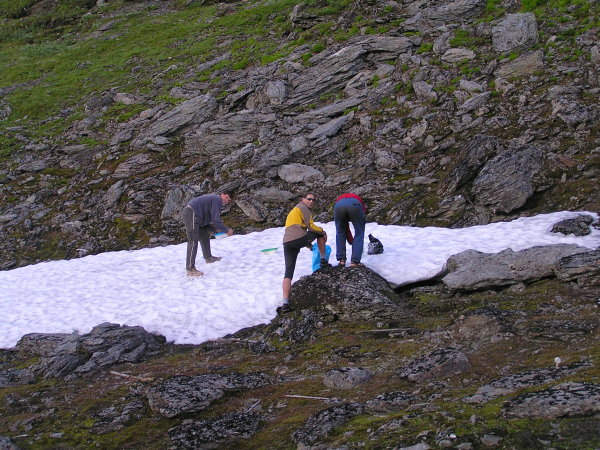 Kluci vyrábějí lednici