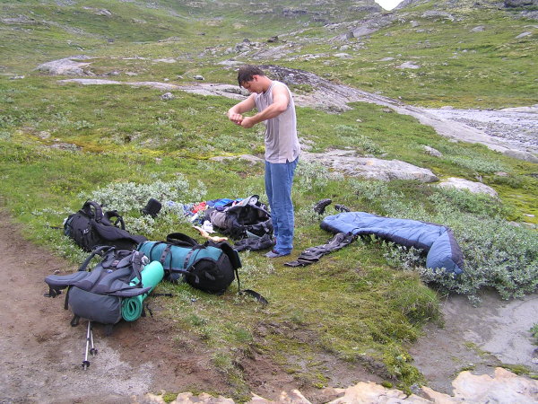 Matěj si před koupáním zapomněl sundat baťoh