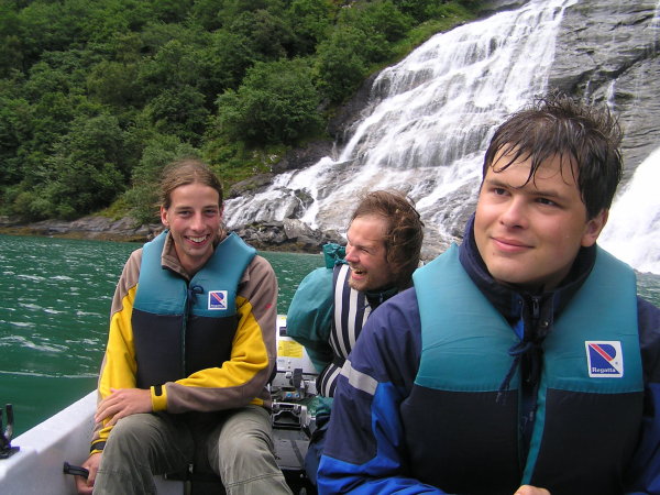 Šťastní a mokří námořníci na půjčeném člunu