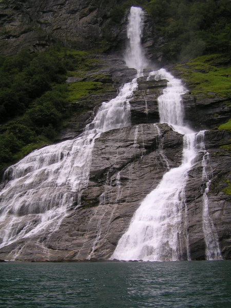 Vodopád Ženich (naproti se o něj uchází Sedum sester)