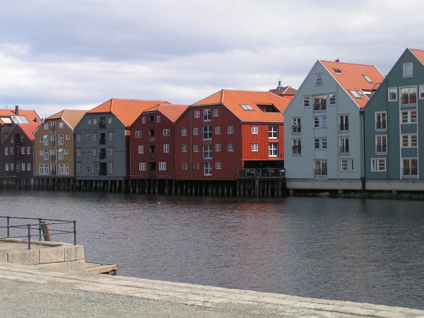 Typické domy na kůlech (bývalé sýpky)