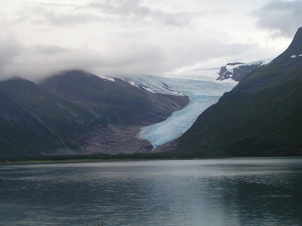 Ledovec Svartisen dosahující až k fjordu