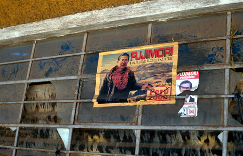 Volební plakát "Volte Fujimoriho!" Ne všichni ho ovšem mají/měli v oblibě (teď už rezignoval, sbalil prachy a zmizel)