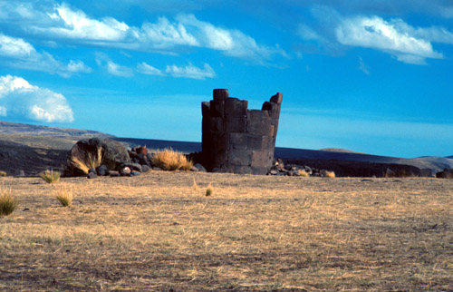 Indiánské pohřebiště Sillustani - kamenné hrobky "chullpas"
