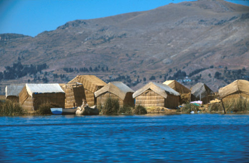 Plovoucí rákosové ostrovy Los Uros, turistů plné