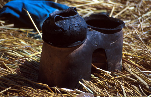 Keramika pro turisty. To, že místní na turistech mohou vydělat a pomalu to likviduje původní kulturu je dobře, nebo špatně? Jak pro koho.