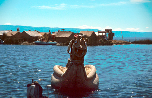 Největší turistická atrakce na Los Uros - rákosový člun. Svezení pár desítek metrů za 3 soly.