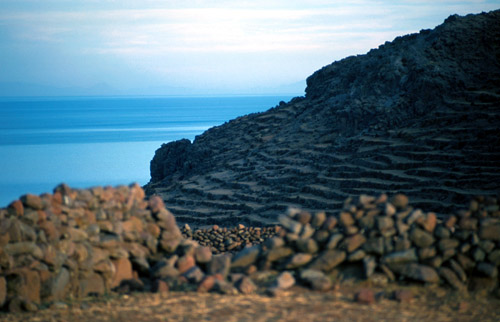 Terasovité svahy ostrova kvůli zemědělství. Terasy pocházejí již z dávných dob.