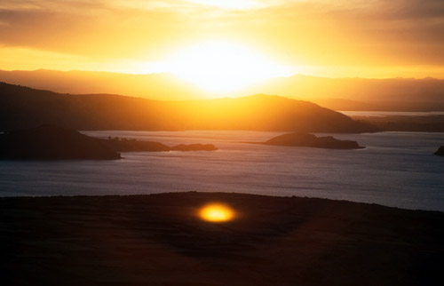 Západ slunce nad Titicacou. Ten Alfons se nám docela naučil fotit...