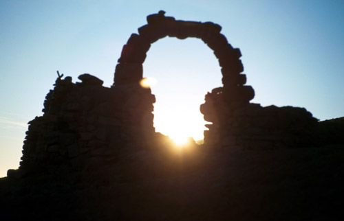 Východ slunce skrze bránu. Statečně kvůli němu vstal Alfons, my jsme sice měli večer silný řeči, ale když došlo na lámání chleba...