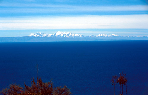 Krásně modré jezero Titicaca, na pozadí zasněžené hory And. Vykoupali jsme se, ale brrr...