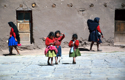 Holčičky na ostrově Taquile. Turismus je tam ale využíván až v takové míře, že nám to celý ostrov dost znechutilo.