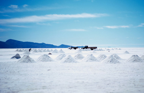 Bílá planina kam až oko dohlédne. Kupky soli připraveny pro zpracování (rozuměj: odvézt, namlejt, napytlovat a hotovo!). Sluneční brýle nutné!