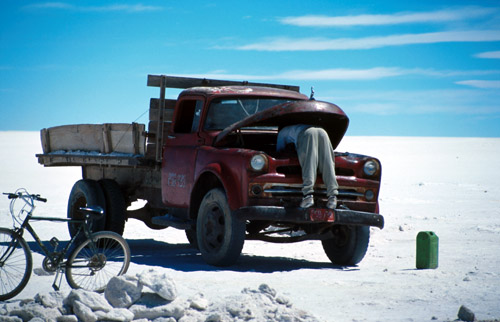Poměrně obvyklá situace: spravování auta. Tohle naštěstí nebylo naše, ale na nás došla řada také.