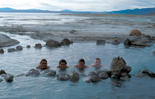 Termální prameny. Okolo je pod nulou, ale voda má tak 30 stupňů - labůžo. Až na to vylejzání...