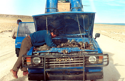 Ani první, ani poslední oprava našeho jeepu. Quintín to ale docela zvládal.