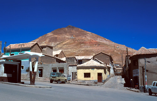 Kopec Cerro Rico tyčící se nad Potosí - nejvýše položené město na světe. Ve své době prý i největší a nejbohatší...