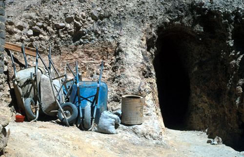 Vstup do jámy lvové. Kopec je zcela provrtán štolami skrznaskrz a takovýhle vchodů je tam spousta.