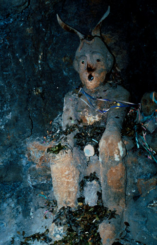 El Tío. Má podzemí pod palcem a je proto nutno si ho sem tam naklonit hrstí koky a jinými dobrotami.