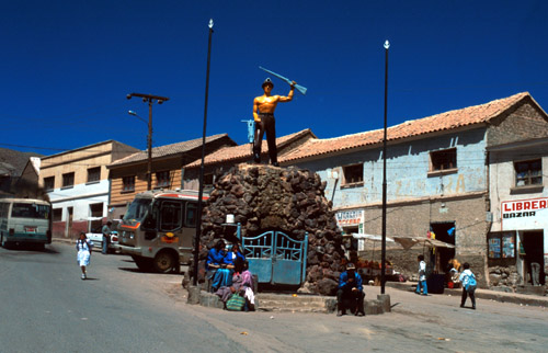 Vstříc radostným zítřkům! S puškou a sbíječkou. Zajímavé je, že horníci mají tak maximálně krumpáč a kýbl (ať žije mír!).