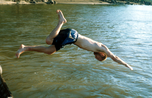 Dikouš láme elegantní šipku z lodi do řeky. Němky byly zase nervní, jak se přitom kývala loď.
