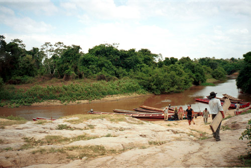 Toto je už Yakumi, řeka v pampě. Nakládáme věci, co budeme potřebovat na následující 3 dni.
