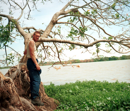 Diki u jezírka s anakondama a piraňama. Tady se prý koupat nemáme...