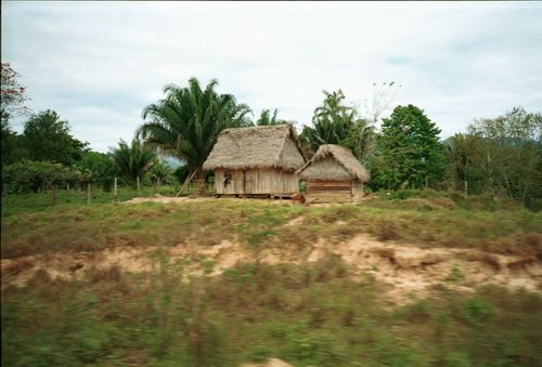 Cesta zpět z džungle do hor. Poslední slaměné chatrče.