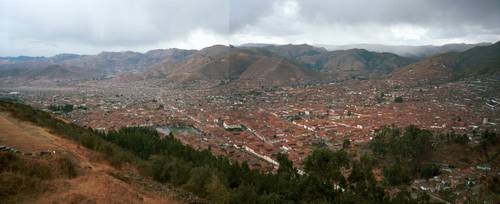 Falešné panorama Cusca - dvě fotky klasickým kompaktem. Také to podle toho vypadá...