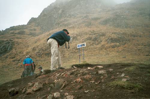 Tohle nás pobavilo - spoustu lidí si vyfotilo cedulku s nápisem Warmiwaňusca - 4200 metrů. Pak si to asi vyvěsí do rámečku jako trofej. Ale proč ne...