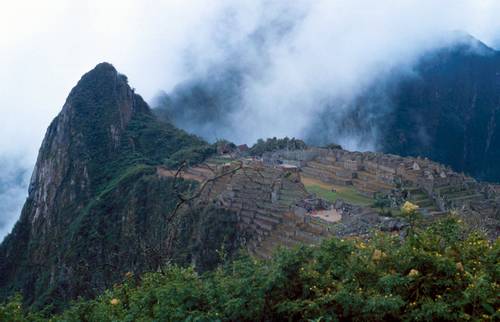 Machu Picchu. Ten kopec (Wayna Picchu) je obvykle napravo. Buď je to stranově obráceno, nebo foceno z druhé strany (cestou k Puente Inca)