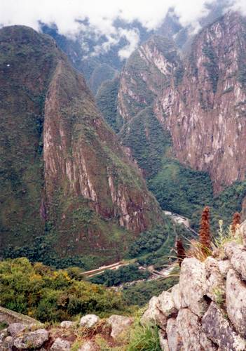 Pohled z Machu Picchu do údolí Urubamby je parádní
