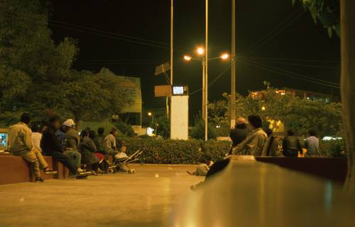 Tohle nás úplně dostalo. Na náměstí v Nazce je sloup s bednou. Večer příde chlápek, odemkne bednu a v ní je TV. Lidi si posedaj na náměstí a koukaj na telenovely:-)