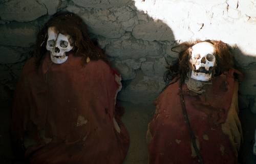 Další lákadlo u Nazcy - hřbitov Chauchilla s mumiemi. Podmínky pro mumifikaci jsou zde ideální - ve dne vedro, v noci kosa, naprosté sucho.