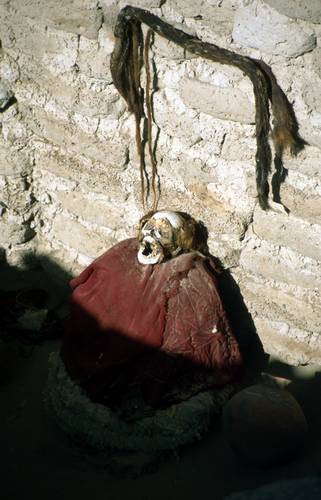 Ještě jedna mumijka. Většinou to jsou jen lebky, zbytek už je dávno rozkraden...