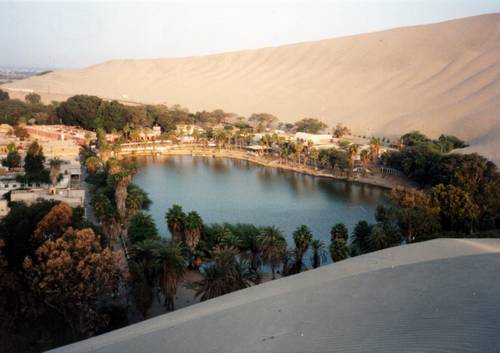 A tohle je Huacachina, odtud shora to vypadá moc pěkně.