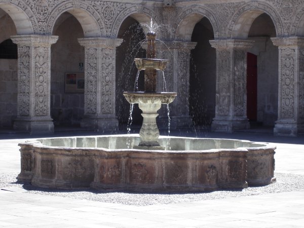 Ani nevíme, co přesně tato stavba byla zač. Poslal nás sem jeden místňák, že prý je to tu zadarmo a moc hezký. Měl pravdu.