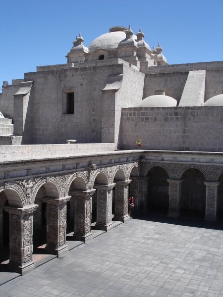 Inkové to asi nepostavili, zavání to spíše Španěly.