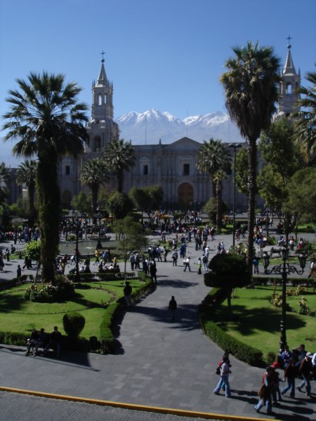 Náměstí v Arequipě s volcano El Misti v pozadí.