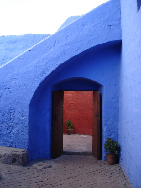 Všechny zdi jsou modré nebo červené, dohromady vytváří zajímavý kontrast.