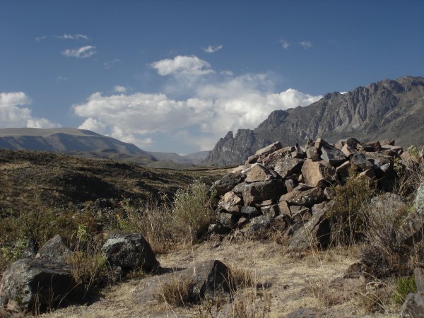Krajina kolem Chivay láká k tomu hodit na záda batoh a vyrazit do kopců. Škoda, že máme málo času.