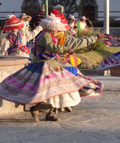 Při pohledu na jejich bosé nohy v sandálech se cítím ve své čepici a rukavicích provinile. Až přejedou turisti, půjdou do školy?