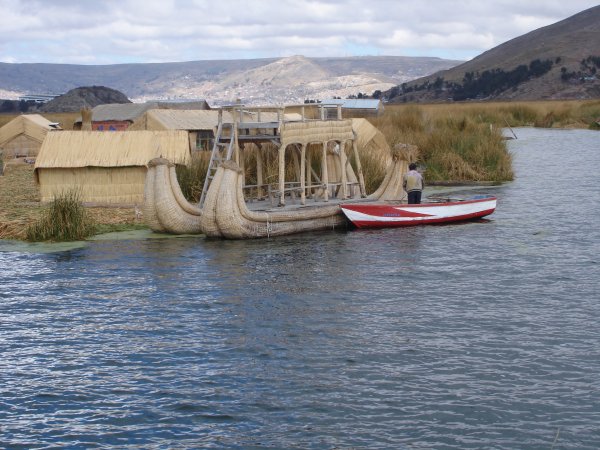 Rákosové čluny kmene Uros.
