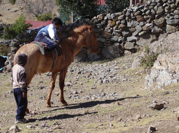 Domorodí klucí na ostrově Amantani.